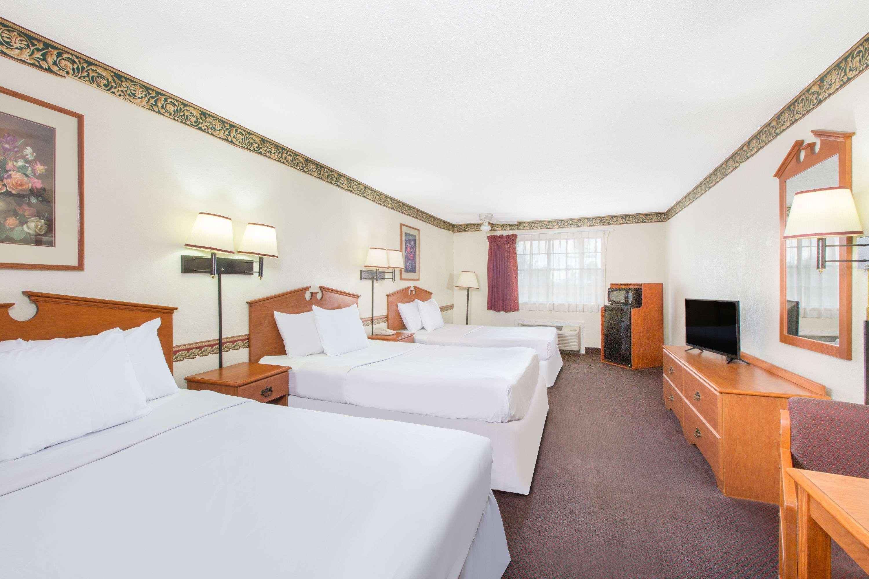 Days Inn & Suites By Wyndham Маршъл Екстериор снимка