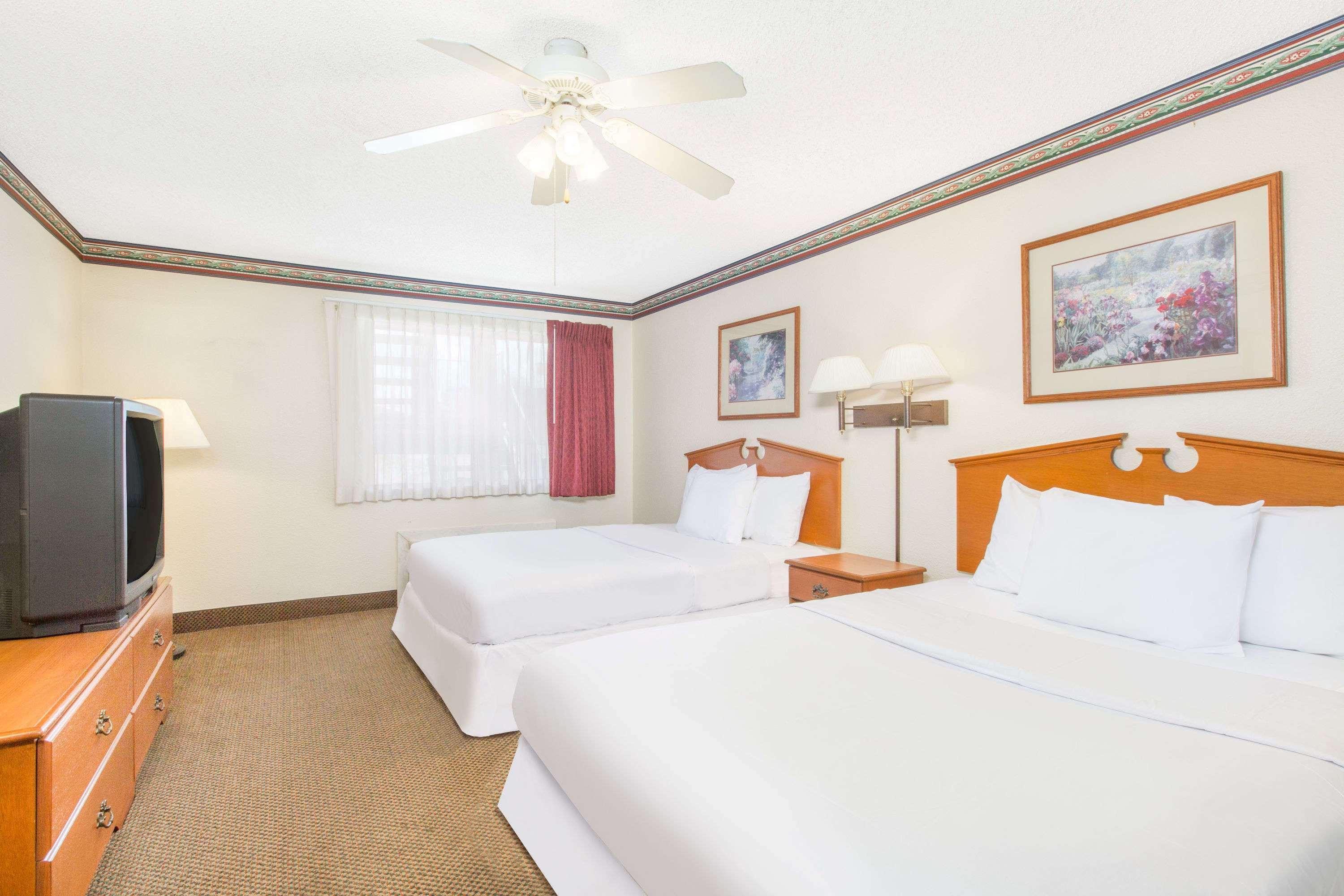 Days Inn & Suites By Wyndham Маршъл Екстериор снимка