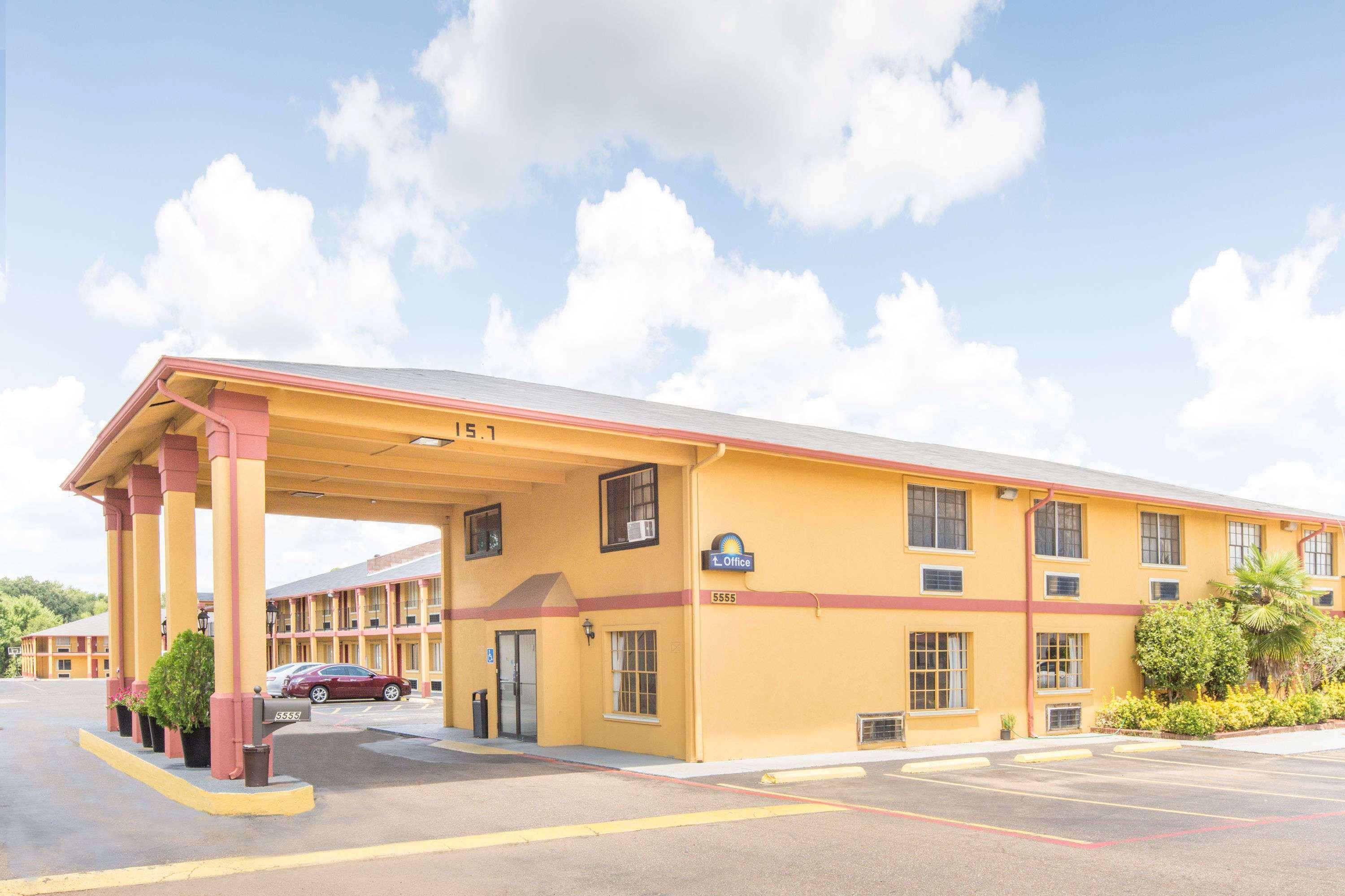 Days Inn & Suites By Wyndham Маршъл Екстериор снимка
