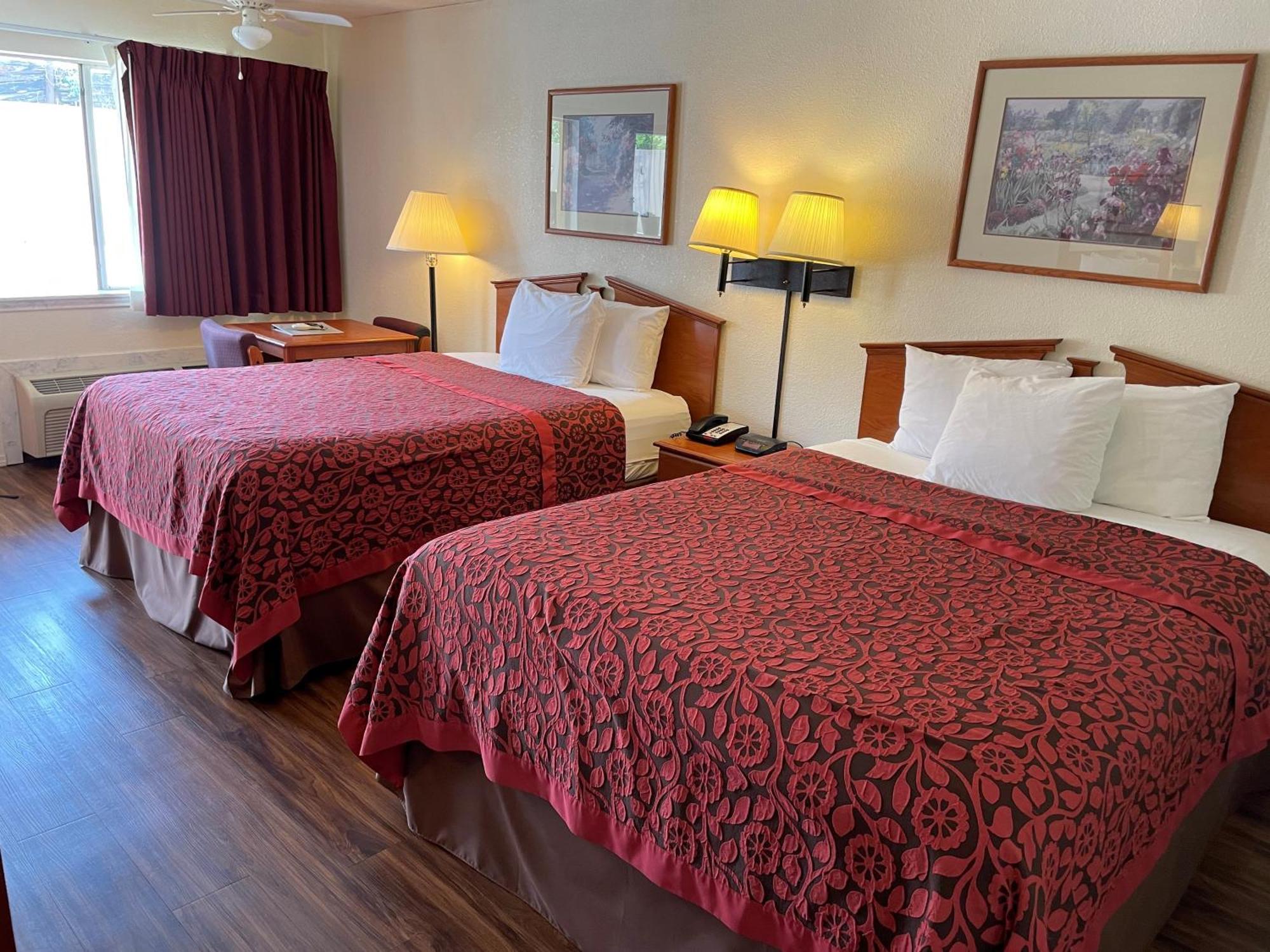 Days Inn & Suites By Wyndham Маршъл Екстериор снимка