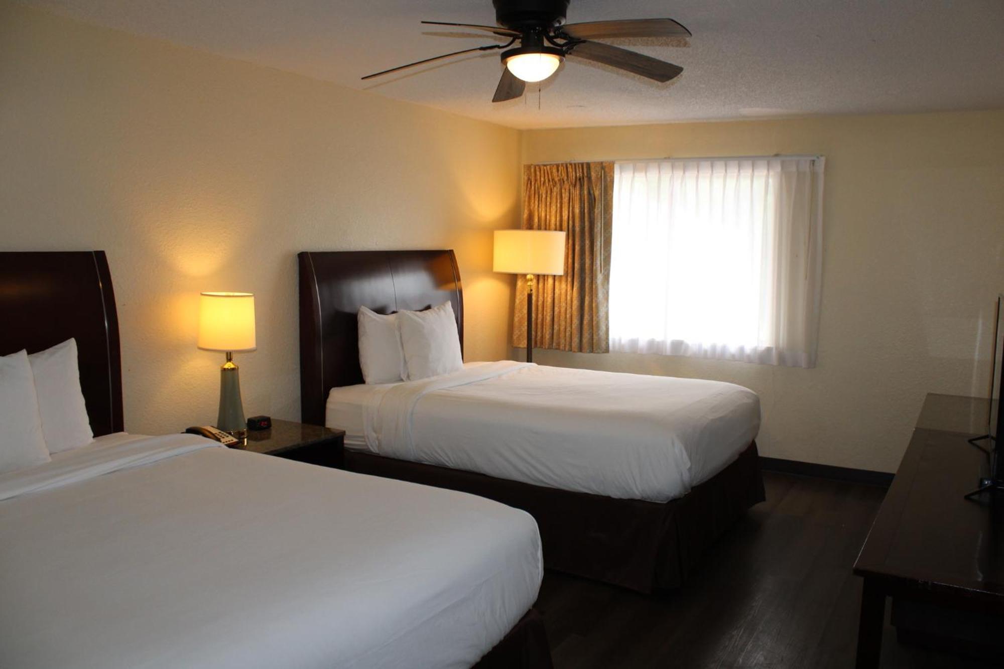 Days Inn & Suites By Wyndham Маршъл Екстериор снимка