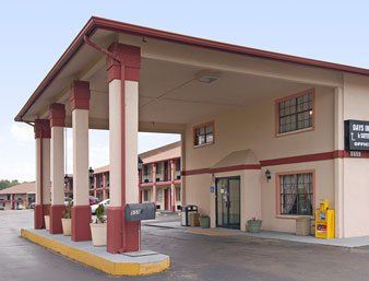 Days Inn & Suites By Wyndham Маршъл Екстериор снимка