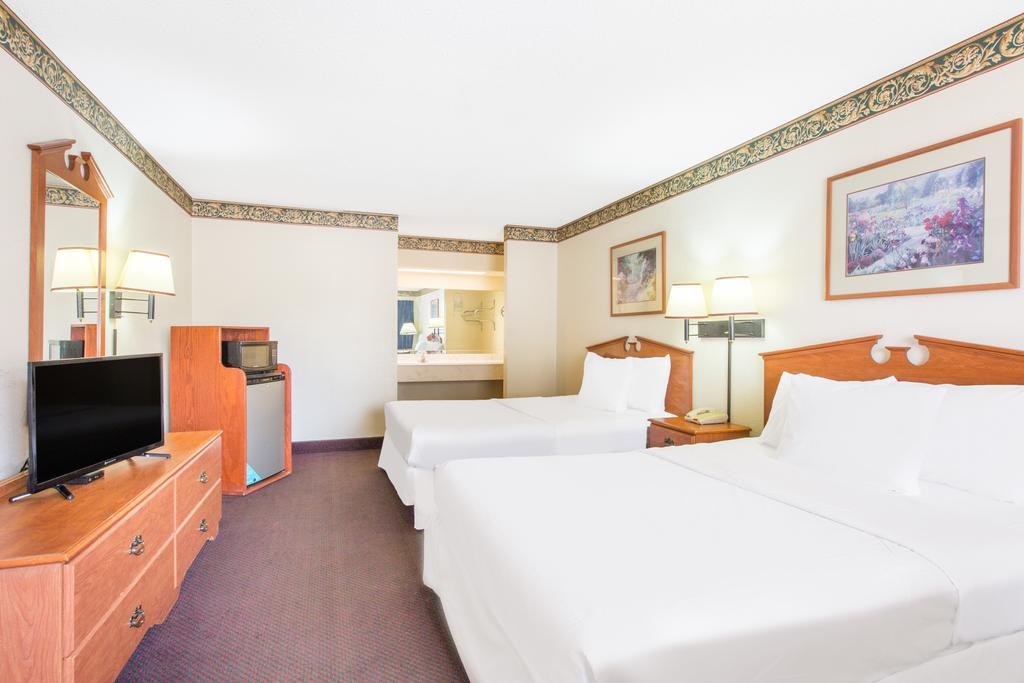 Days Inn & Suites By Wyndham Маршъл Екстериор снимка